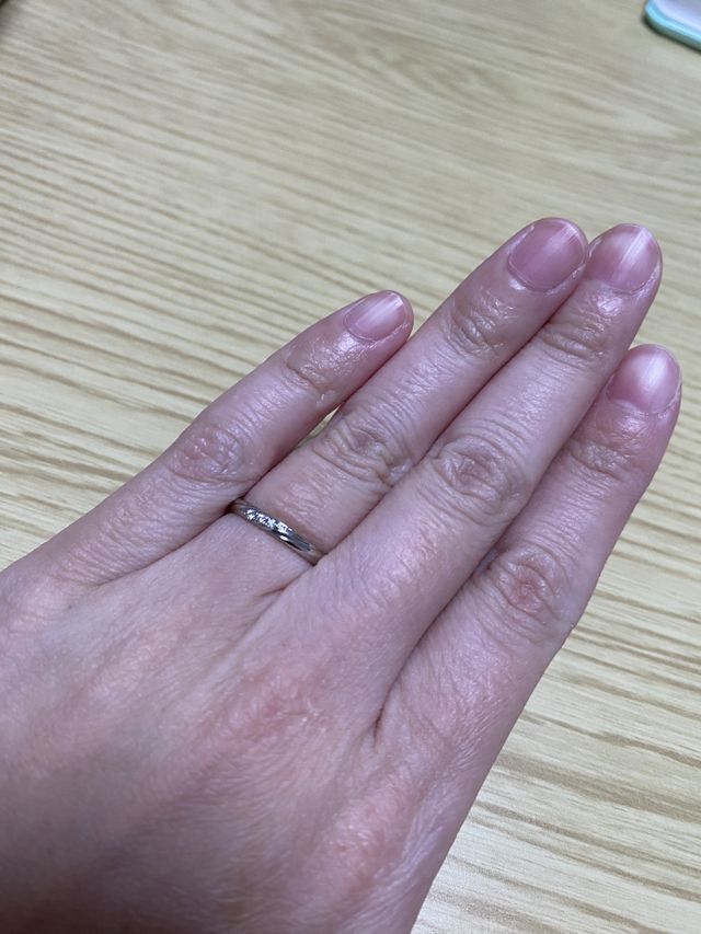 シンプルですが、その中にダイヤの輝きはしっかり入っています。