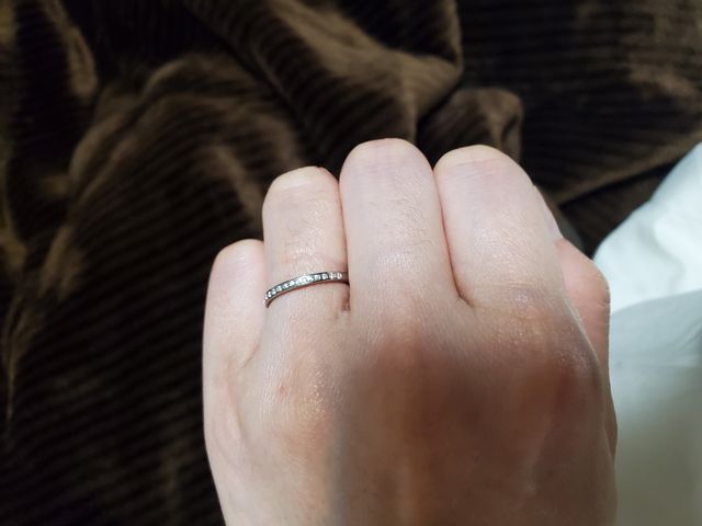 小さなダイヤが一列に並んでいます。シンプルです。