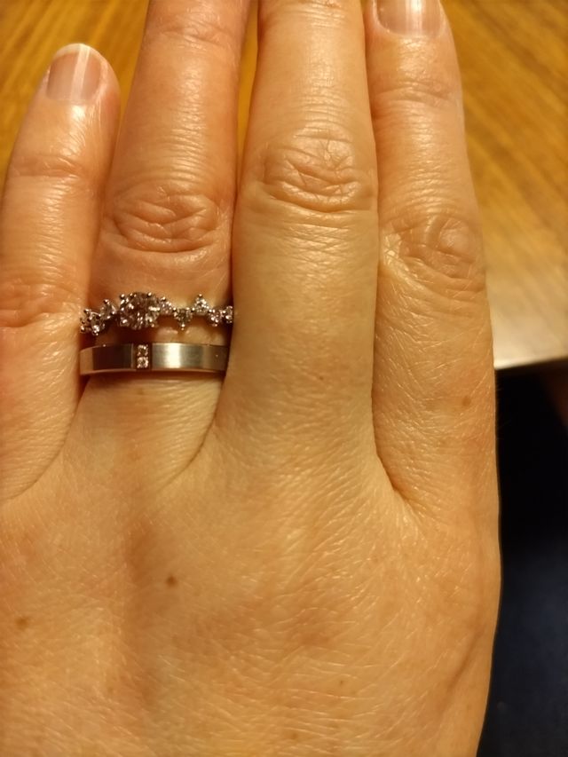 結婚指輪と重ね付けしてみました。
きれいだと思います。