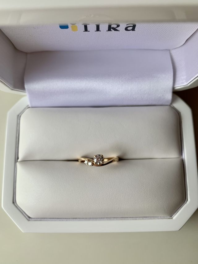 左の小さなダイヤモンドのおかげで真ん中の石も大きく見えます