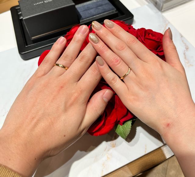 肌なじみのいいゴールドで、幅も太くなくて好きです。