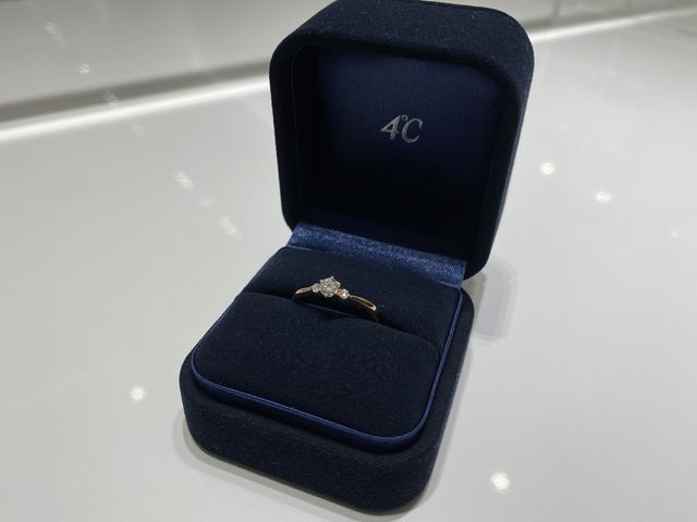 婚約指輪は、ダイヤが光る煌びやかなものを選びました。