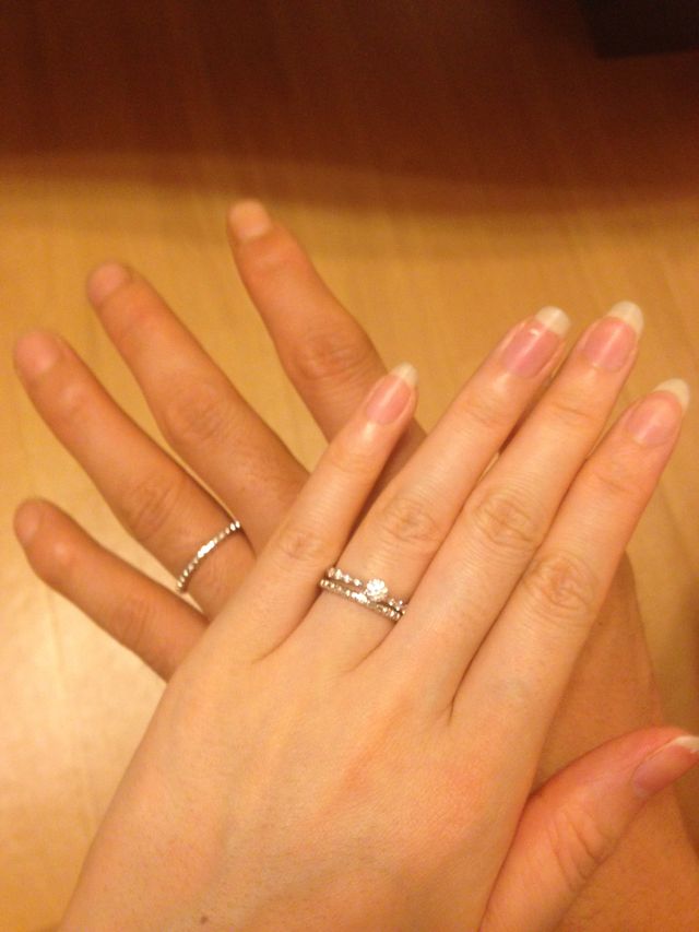 婚約指輪とセットにしても綺麗に見えます