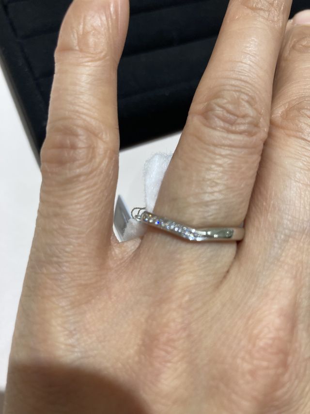 シンプル綺麗めでしたので、長く着用できると思い決めました。