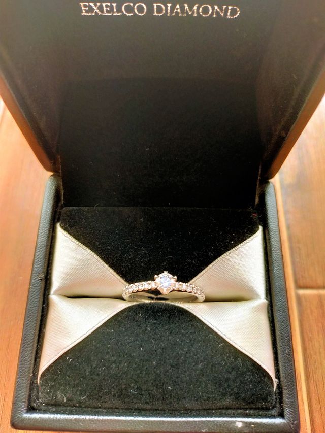 婚約指輪のみを購入時についていたボックスに入れて撮りました。