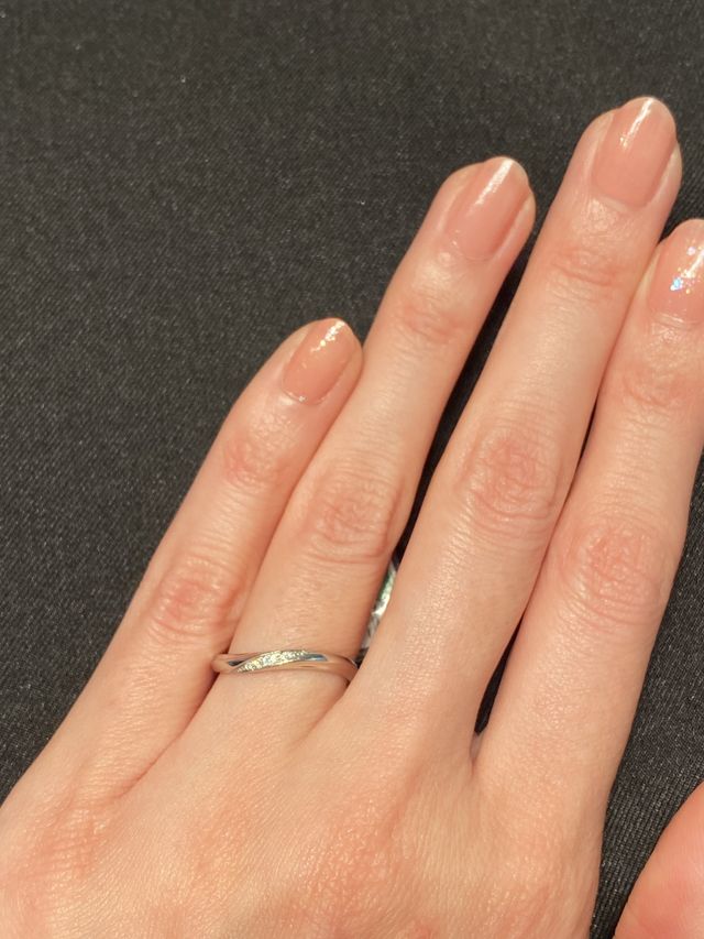 真ん中にメレダイヤモンドがあるタイプ