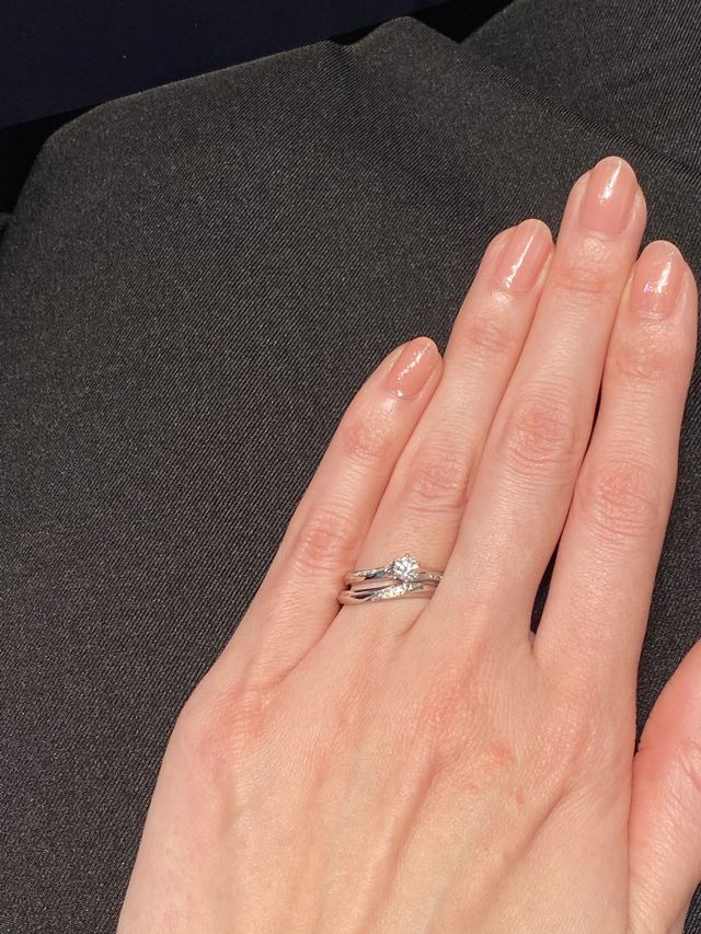 セットリングの婚約指輪と合わせて