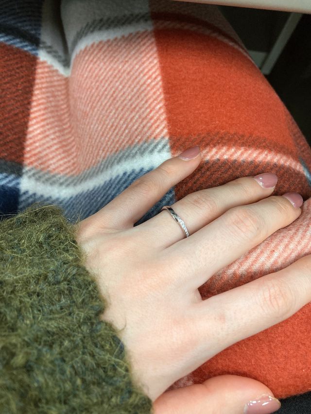 自分から見ると小さなストーンがたくさん着います。