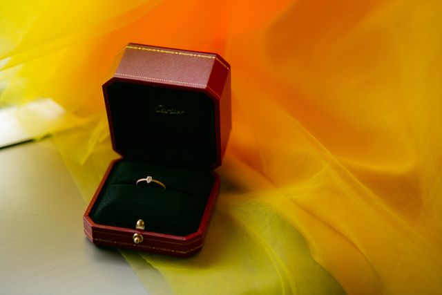 ペアシェイプでピンクゴールドです。