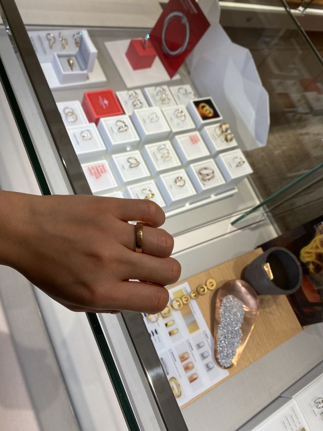 リングと、ニーシングディスプレイ