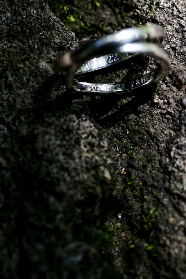 内側にはイニシャルと入籍した日を刻印してもらいました。