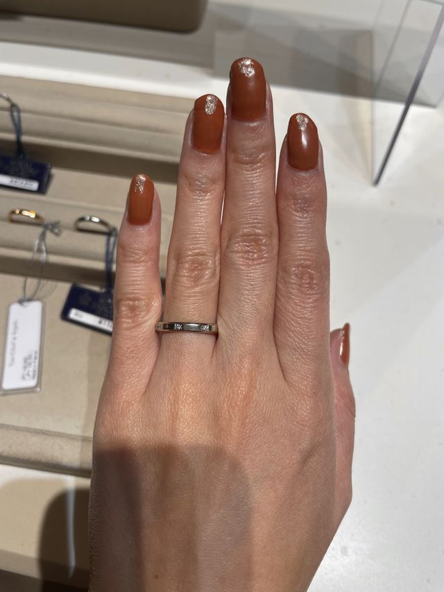 鏡面加工が美しい3石ダイヤのリング