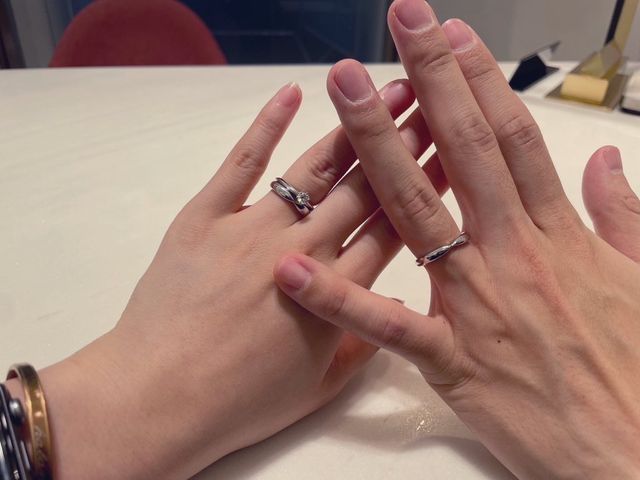 2人同じ指輪をペアで、女性は婚約指輪も重ね付けです。