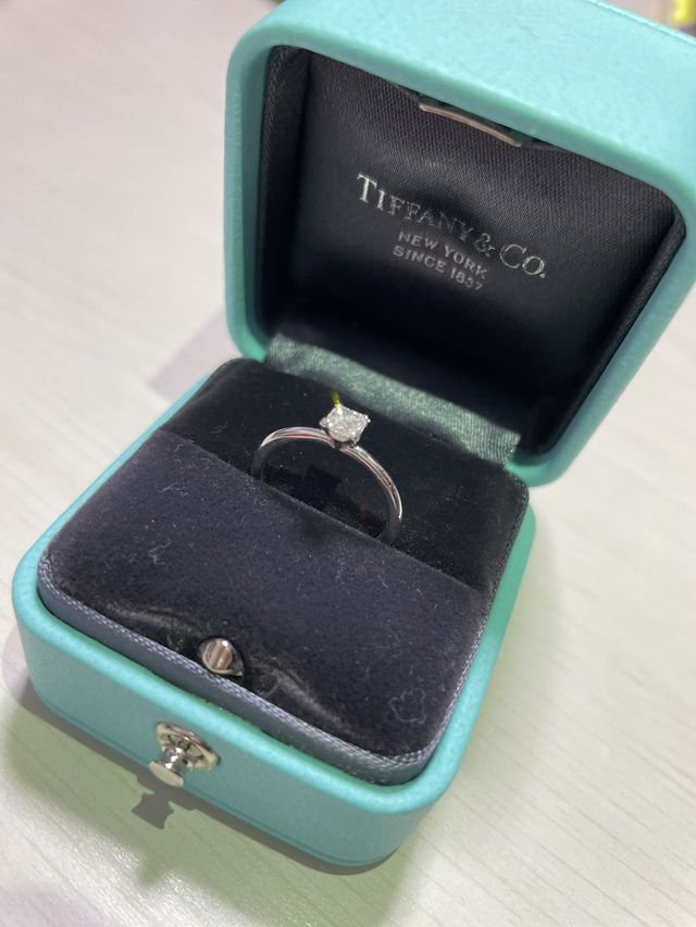 華奢なリング、スクエアでおしゃれに重ね付けできます。