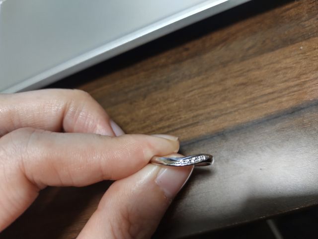 真ん中にダイヤがちりばめてあり、緩やかにカープありでかわいい