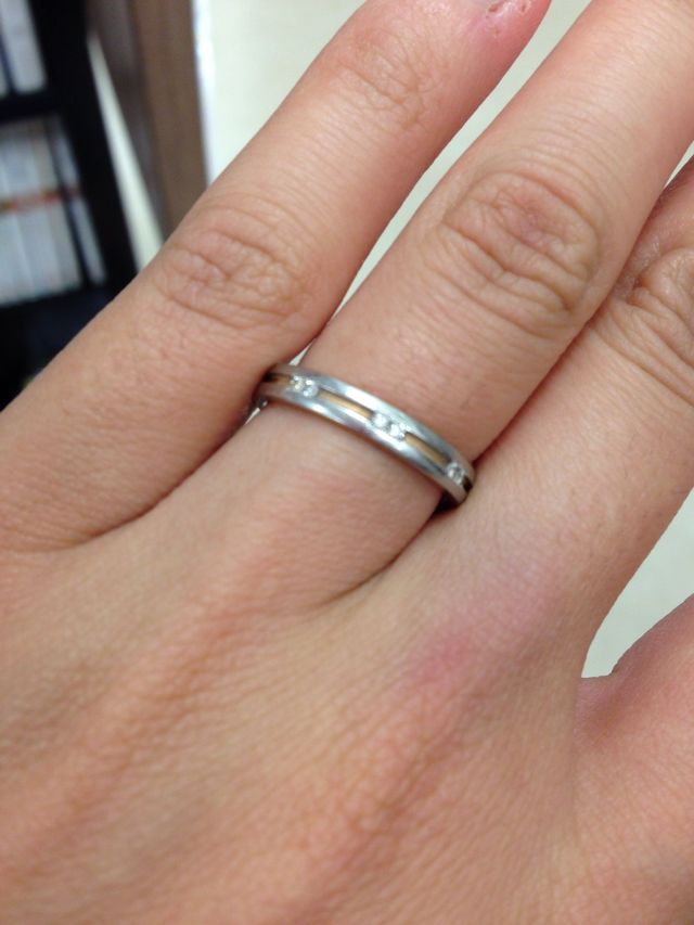 結婚指輪です。3つダイヤが入っています。