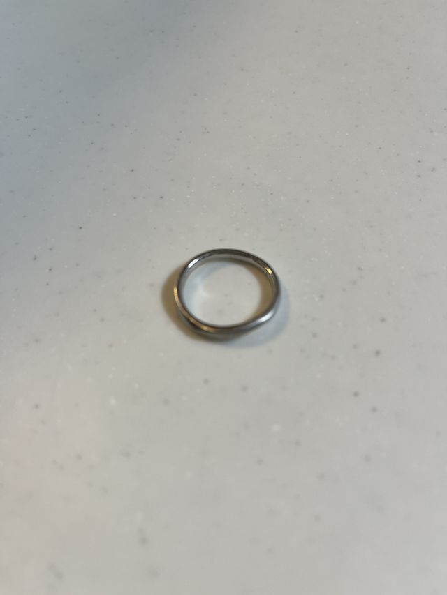 4℃のシンプルな指輪で、大きさは15号です。