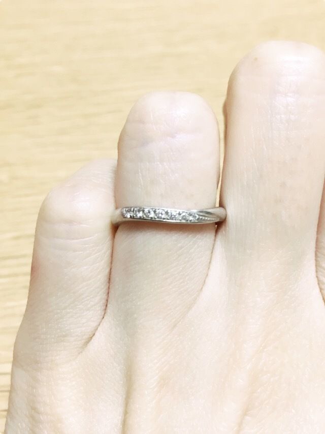 女性のは石が入り、男性はリングだけのシンプルなデザインです。