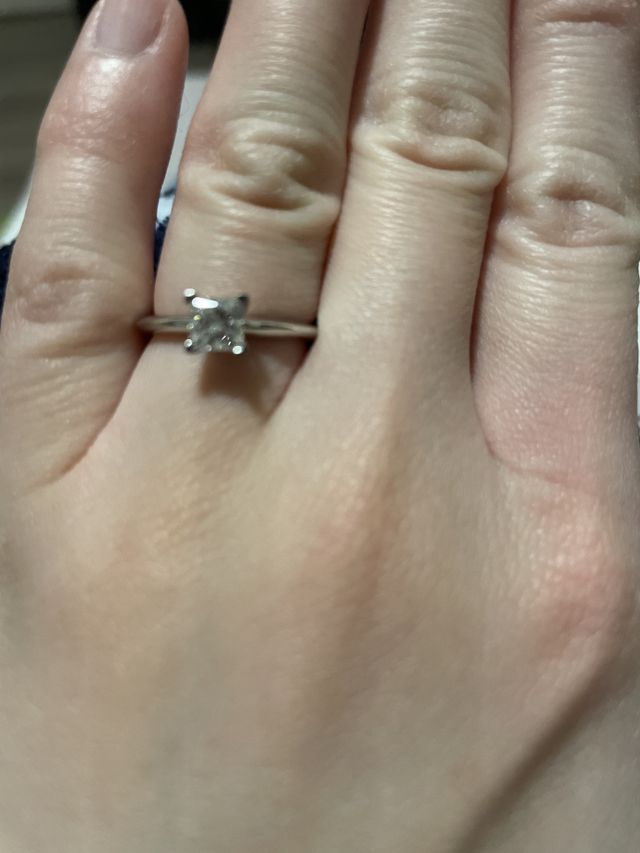 プリンセスカットです！
形が珍しく、存在感ばっちりです♪