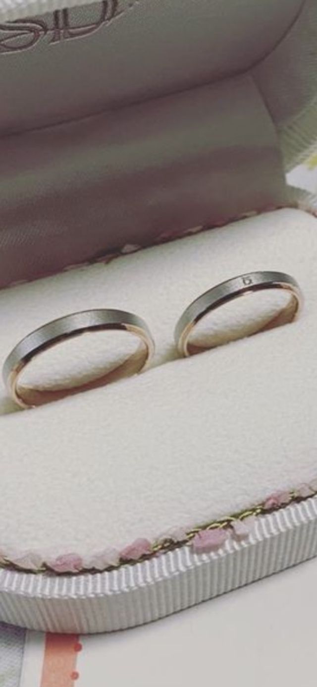 左が男性用の指輪、右が女性用の指輪です