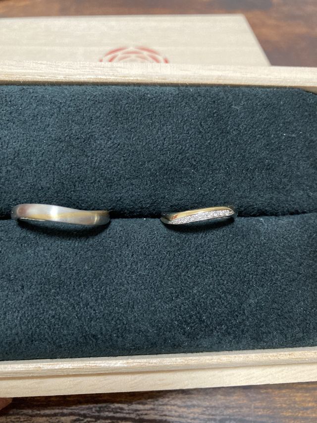 プラチナにゴールドライン入り。滑らかなラインが綺麗です。