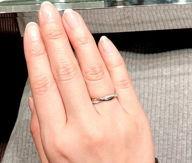 2本のつたがまきついているようなデザイン。