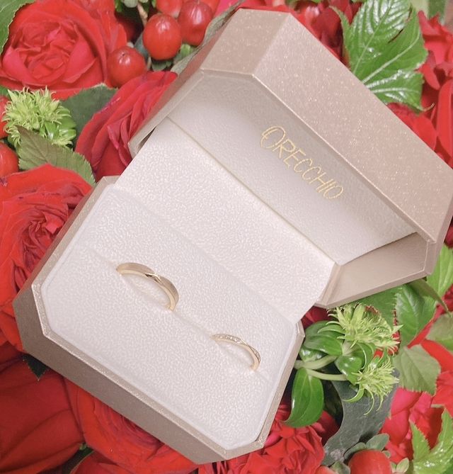 センター部分が細くなっており、指が細く見えます。