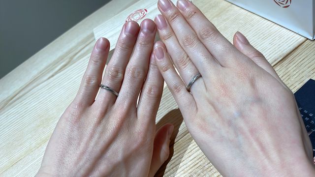 風結という指輪です。
私は7.5号、夫は10号を選びました。