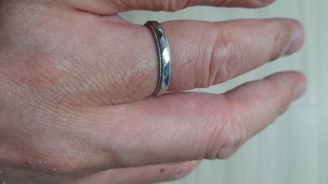 男性用も細くてつけやすいそうです。