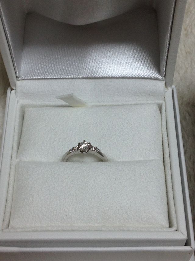 婚約指輪です