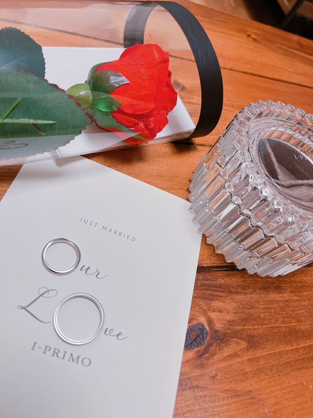 結婚指輪とプロポーズの薔薇を