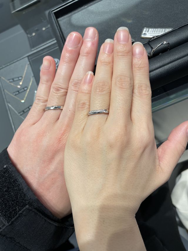 ダイヤモンドとプラチナがひねられたデザインです。