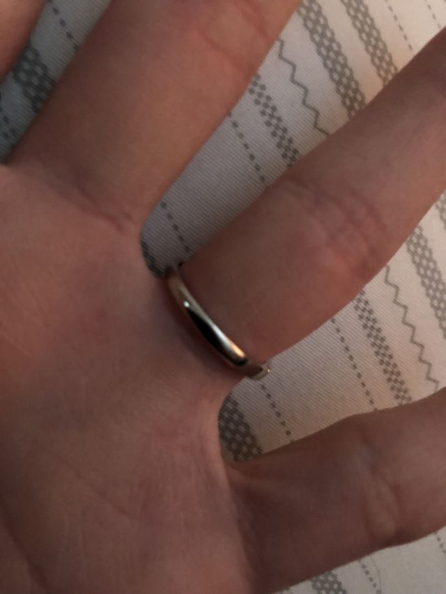 指輪着用してます。おしゃれ