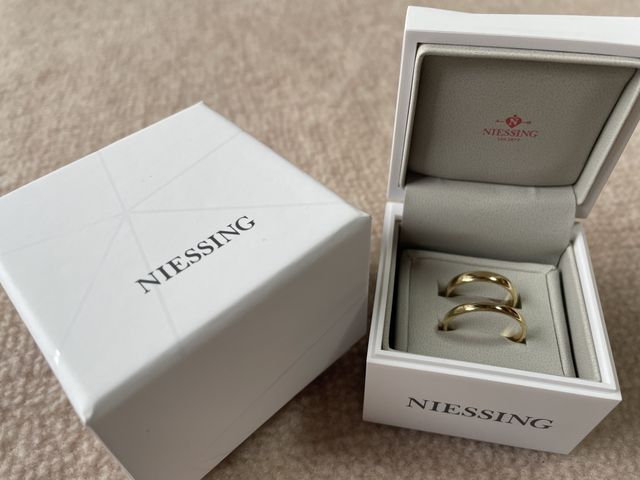 ゴールドでシンプルなデザイン