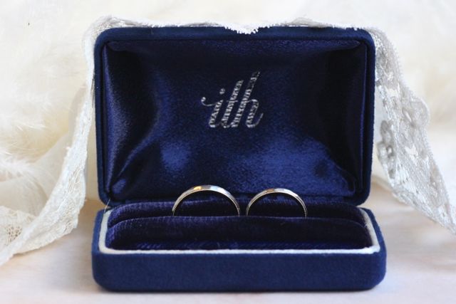 シンプルで両方同じように見えて少しだけ違うオリジナルのリング