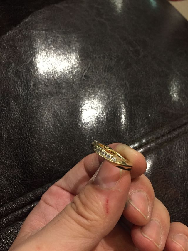 K18のダイヤモンド使ったひねってある指輪です