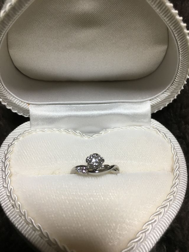 花のモチーフメインの横にふたつ、小さいダイヤです