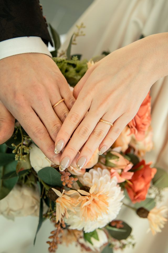 女性用の色味がゴールド。男性はピンクゴールドでマット加工