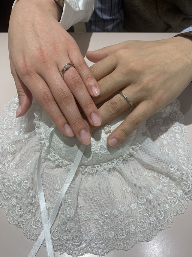 繊細なデザインが手指を美しく見せてくれます。