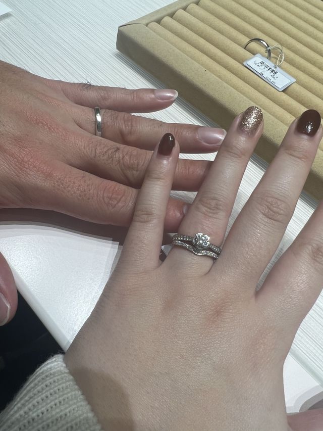 CHANELのカメリア似合うリングにて検討しました。