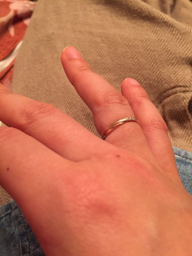 中心にダイヤモンドが据えられています。