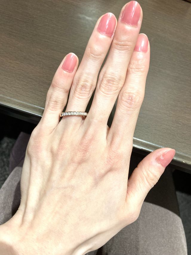 ストレートの石つきのデザイン