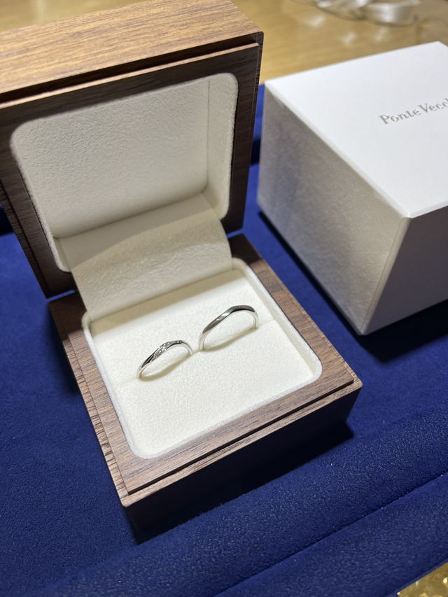 購入ブランドの指輪は写真の左になります