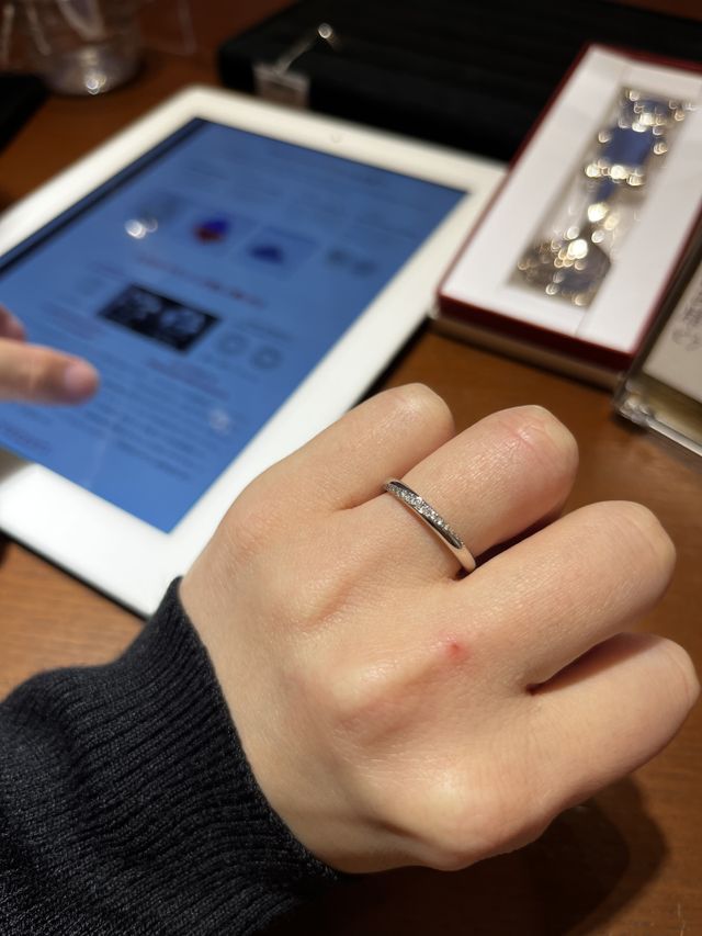シンプルなのに可愛いデザインで、指にフィットするリングでした
