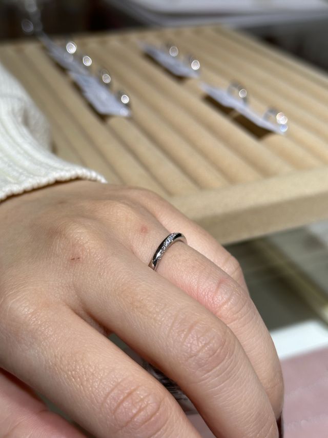 斜めにダイヤが入ってる指輪
