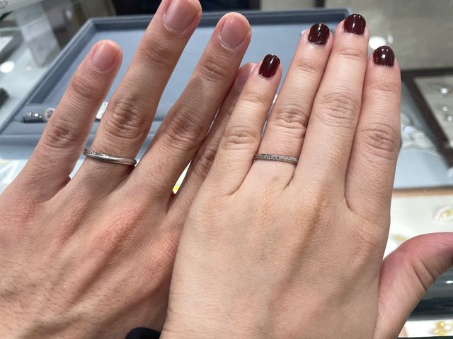 ウェーブに斜めメレダイヤの入ったデザイン