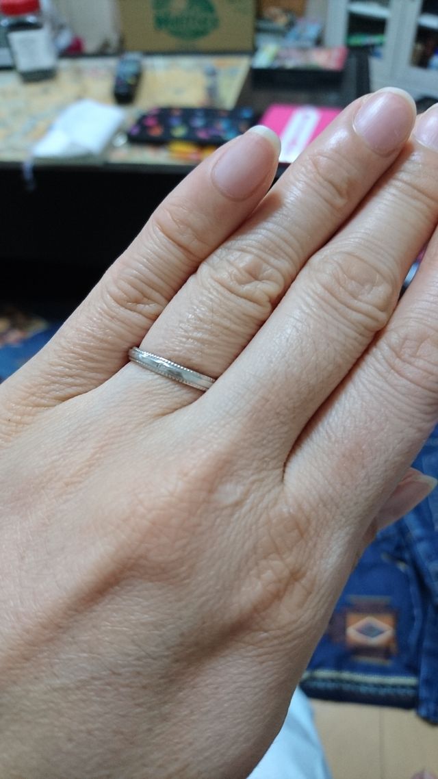 真ん中にはダイヤがひとつ。上下にはハートの刻印があります。