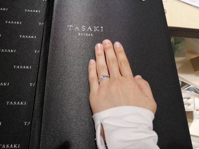 婚約指輪と結婚指輪の重ね付けです。