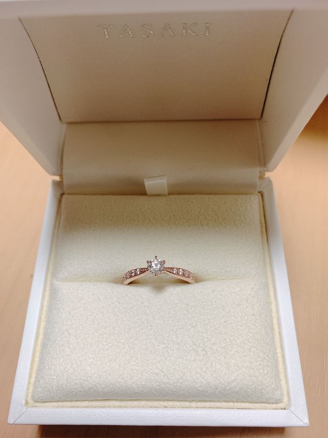 婚約指輪です。土台はサクラゴールド。