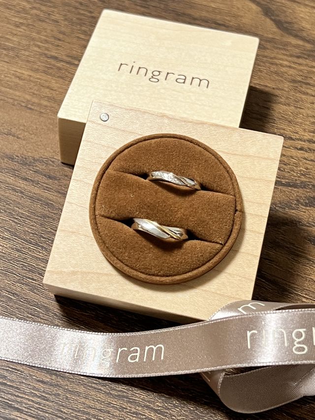 ピンクダイヤを3つ入れ、男性用は質感にこだわりました。